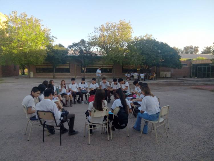 Chepes: Escuelas secundarias brindaron clases al aire libre por las altas temperaturas