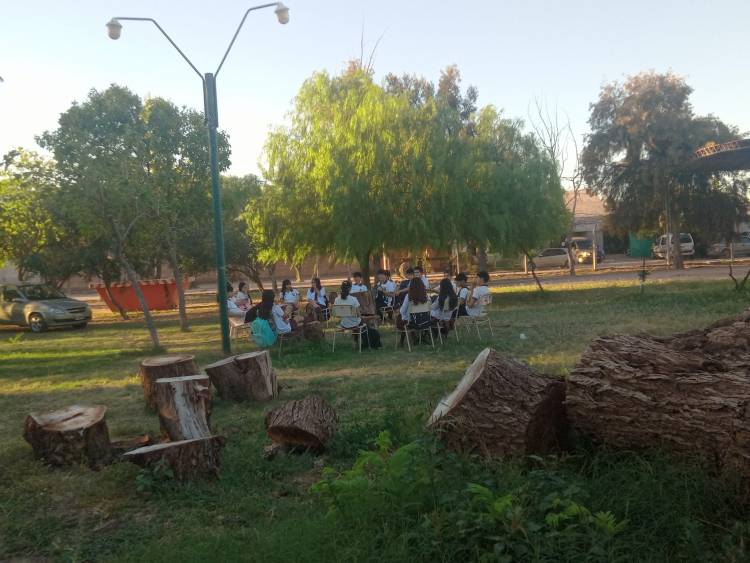 Chepes: Escuelas secundarias brindaron clases al aire libre por las altas temperaturas