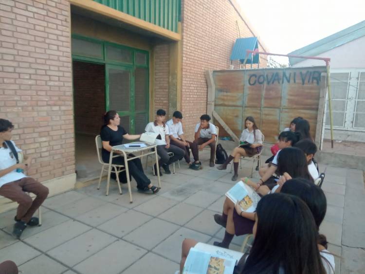 Chepes: Escuelas secundarias brindaron clases al aire libre por las altas temperaturas