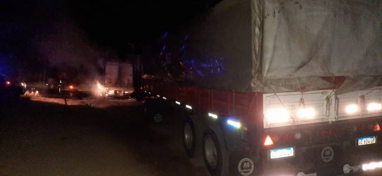 Se reportaron importantes daños materiales al quemarse un camión en Chepes