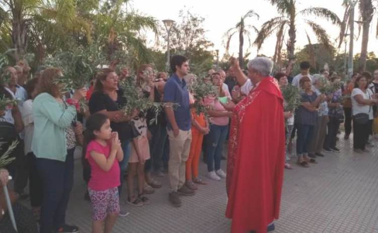 Domingo de Ramos: Con numerosa participacion de fieles en la Plaza Principal