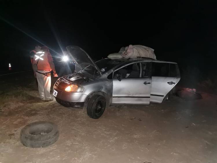 Chepes: conductor perdió el control de su vehículo y volcó