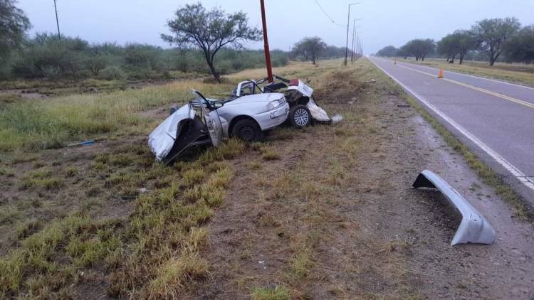 Una mujer se salvó de milagro tras impactar fuertemente con un poste de luz en el ingreso a Chañar