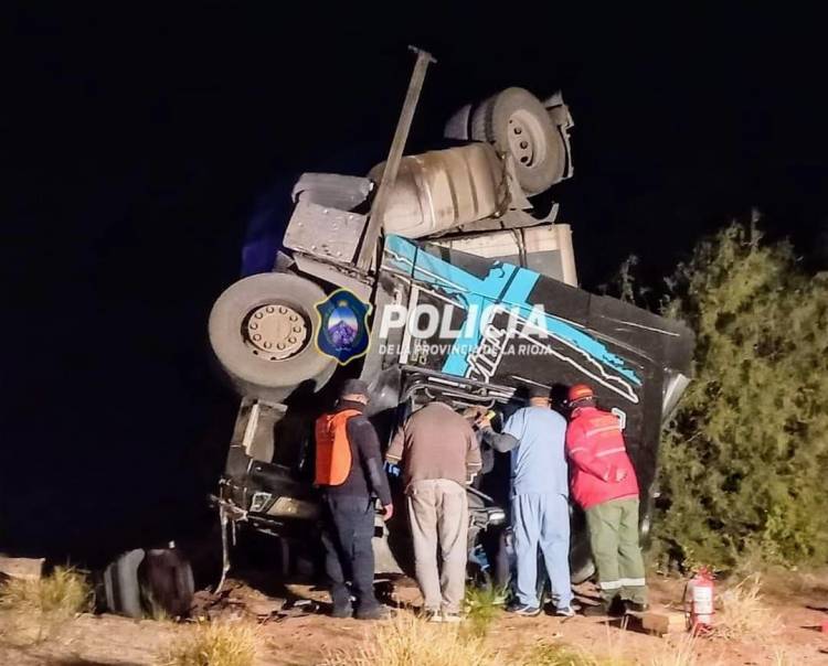 Patquia: Volcó un camión y su conductor quedó atrapado en la cabina