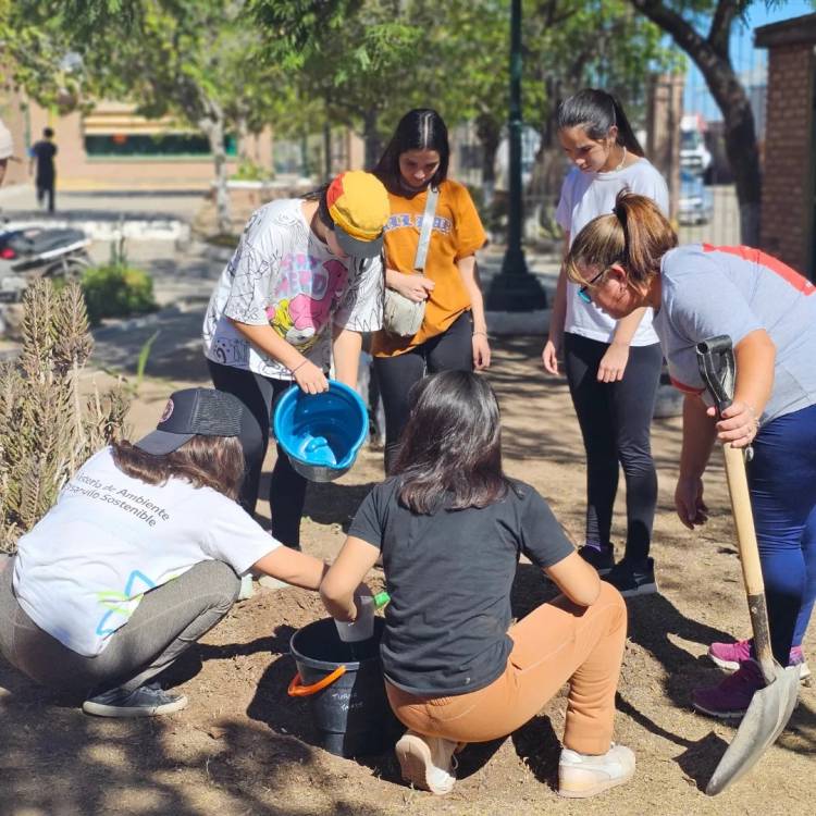 Participaición de Municipio y Escuela en la jornada de concientización por el dia de la tierra