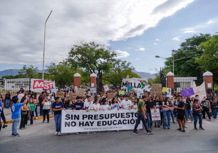 La Rioja se unió a la Marcha Federal Universitaria en defensa de la educación pública