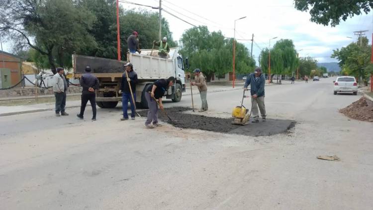 Chepes: realizan trabajos de bacheo y arreglos sobre Av. Belgrano