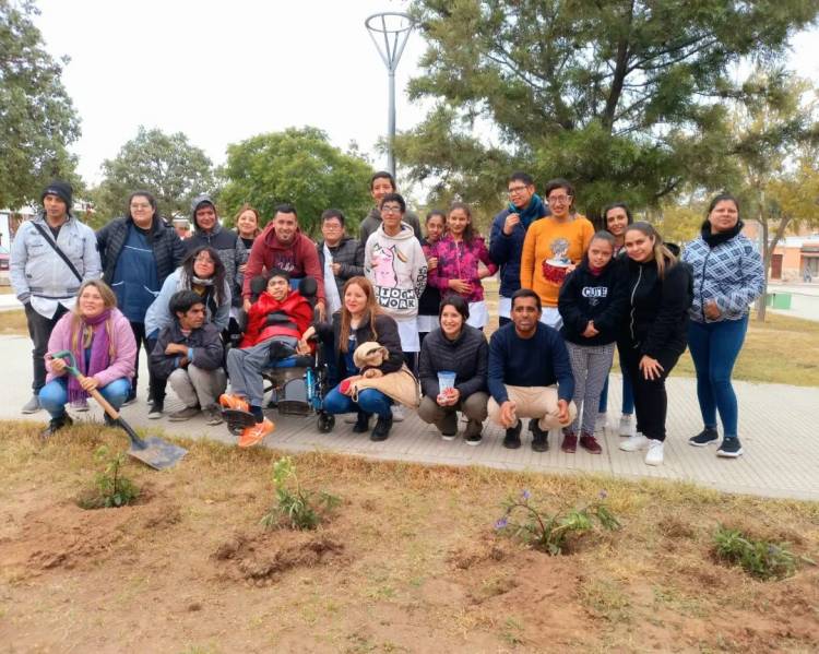 Alumnos de la Escuela N° 5 y Municipio realizaron campaña de forestación de la plaza 25 de Mayo
