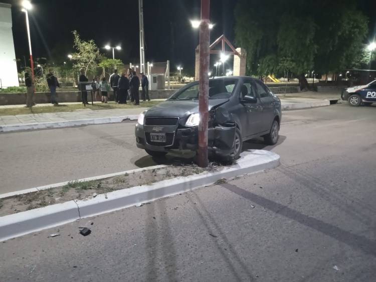 Joven conductor de 16 años chocó con un poste de luz en Chepes