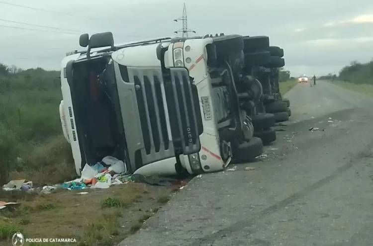 Un camionero riojano que transportaba limones volcó en La Paz – Catamarca