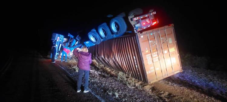 Vuelco de un camión sobre Ruta Nacional N°150