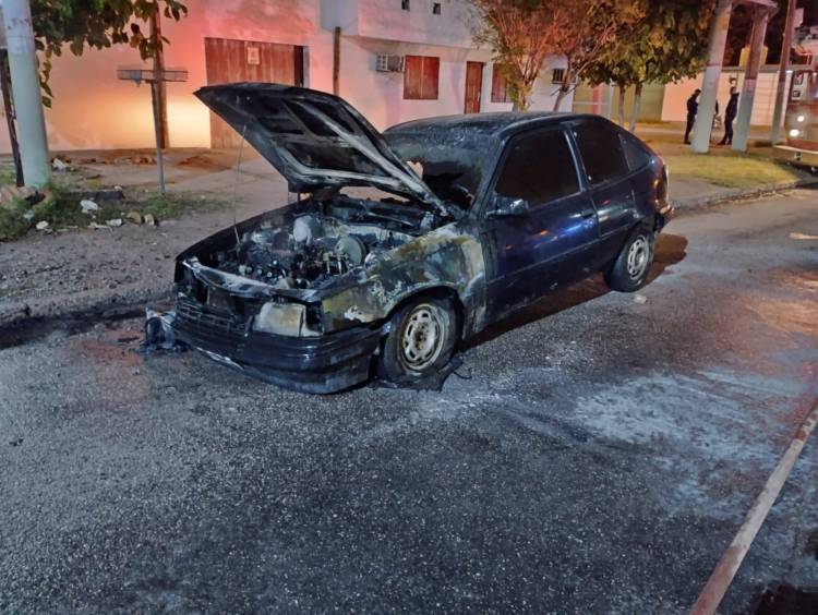 A primera hora de este domingo se incendió un automóvil