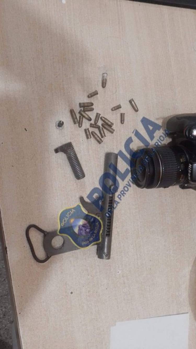 U.R. VI Región de los Llanos Cría. Chepes: detención y secuestro de Arma de fuego tipo casera