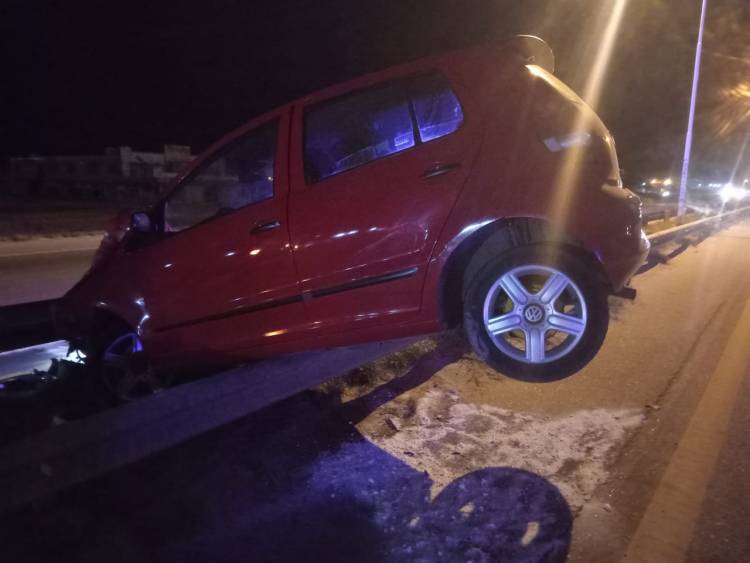 Automóvil quedó arriba de guardarraíl y su conductora salió ilesa