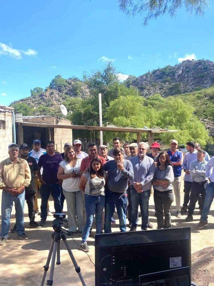 El gobernador Ricardo Quintela puso en funcionamiento la conexión a internet en el paraje Las Cortaderas, departamento General Ocampo