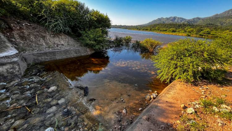 Chamical: El dique de La Aguadita ya supera su cota máxima y el agua sale por el vertedero