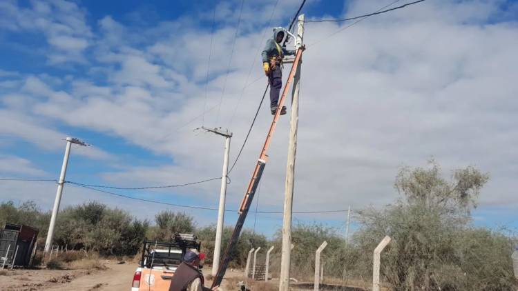 Barrio Santo Domingo: personal de electromecánica realiza cambio de luminaria