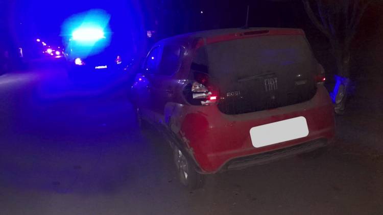 Chepes: moto impacta con automóvil estacionado