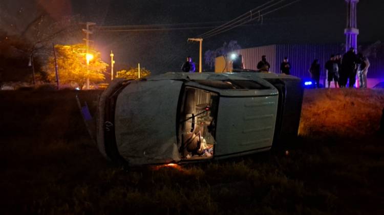 Automóvil impactó en rotonda tras falta de iluminación en la Ruta 38