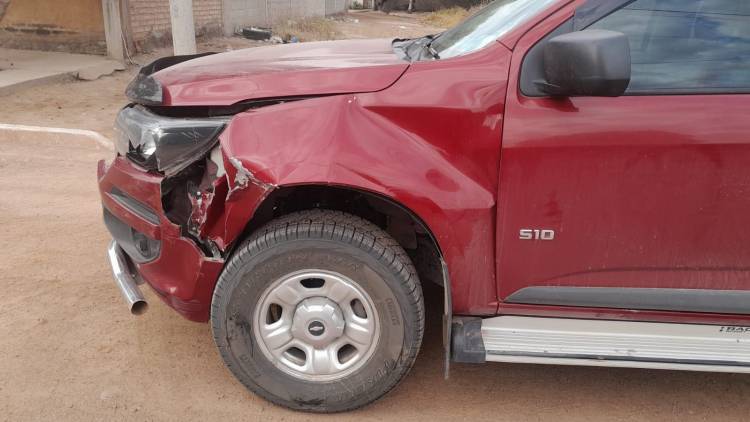 Chepes: joven conductora impacta camioneta contra automóvil