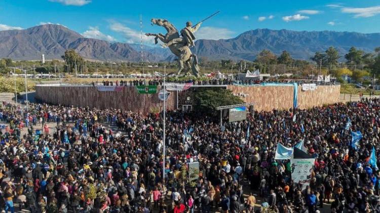 Miles de riojanos se movilizaron en defensa de la democracia