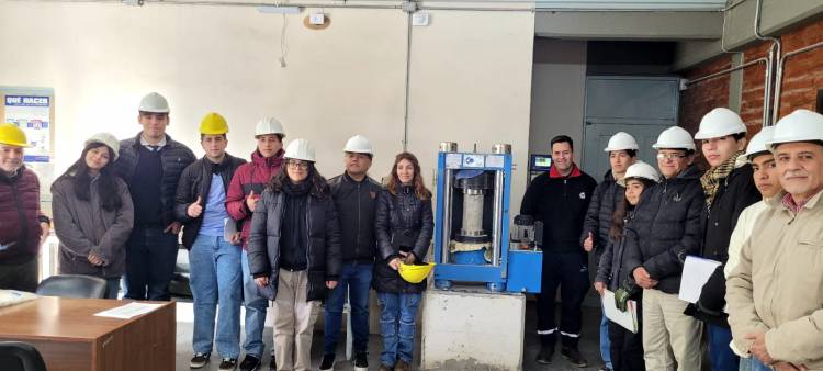 Alumnos de 6º de la especialidad M.M.O de la E.P.E.T.  Nº 1 visitaron la planta de hormigón "HORMISERV" en San Juan.