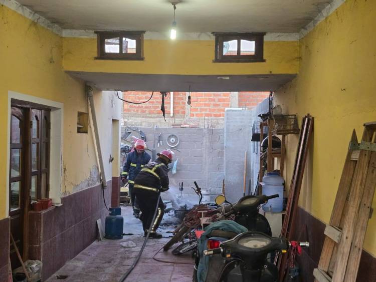 Chepes: motocicleta que se incendió en una vivienda