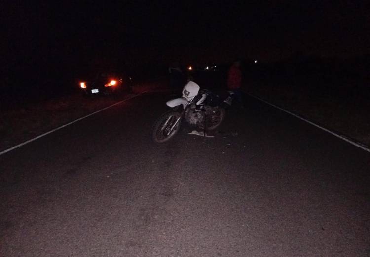 Un motociclista chocó contra un caballo suelto y fue trasladado al hospital en Olta