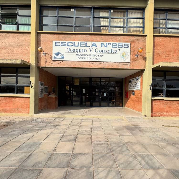 Reparación y mejora de sanitarios y sistema cloacal en la escuela Nº 255
