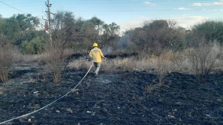 Controlaron un incendio de pastizales en zona rural de Chepes