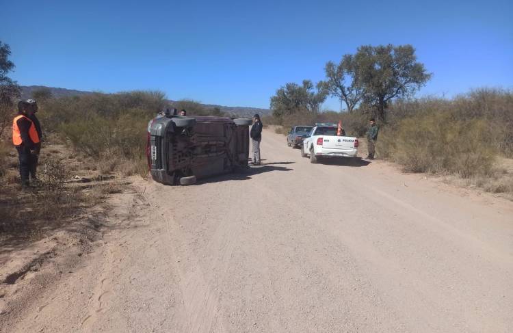 Vuelco sin heridos en camino rural de El Portezuelo