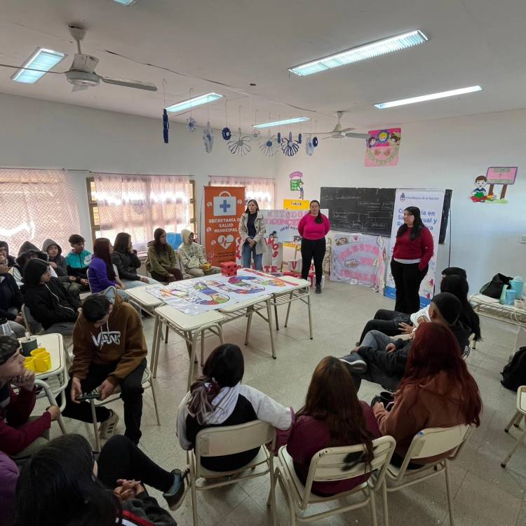 Charla sobre salud sexual e higiene en villa casana