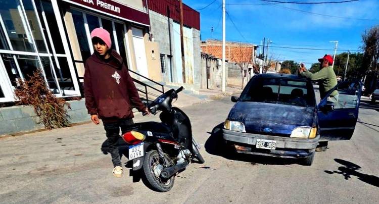 Chepes: choque entre auto y moto deja solo daños materiales