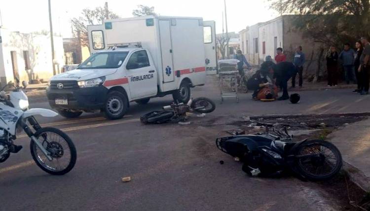 Chepes: dos motociclistas chocan y uno termina trasladado al hospital