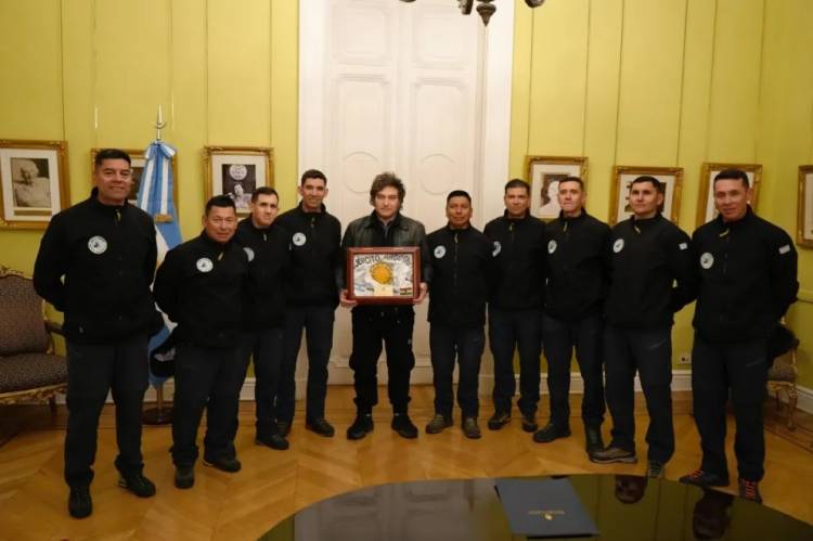Milei recibió a los militares argentinos que alcanzaron la cumbre del monte Kun en el Himalaya