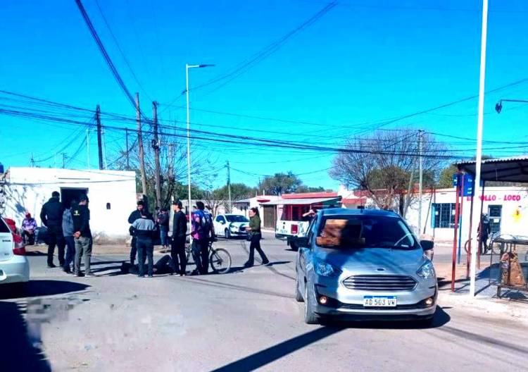 Chepes: accidente de joven en bicicleta al chocar con un auto