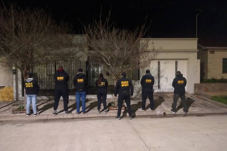 Allanamiento en la rioja tras un operativo internacional contra la pedofilia