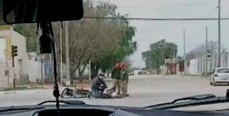 Colisión entre motocicleta y camioneta deja un conductor trasladado al hospital en Chepes