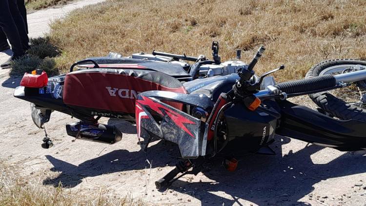 Chamical: un joven de 18 años sufrió graves heridas en un choque entre moto y auto