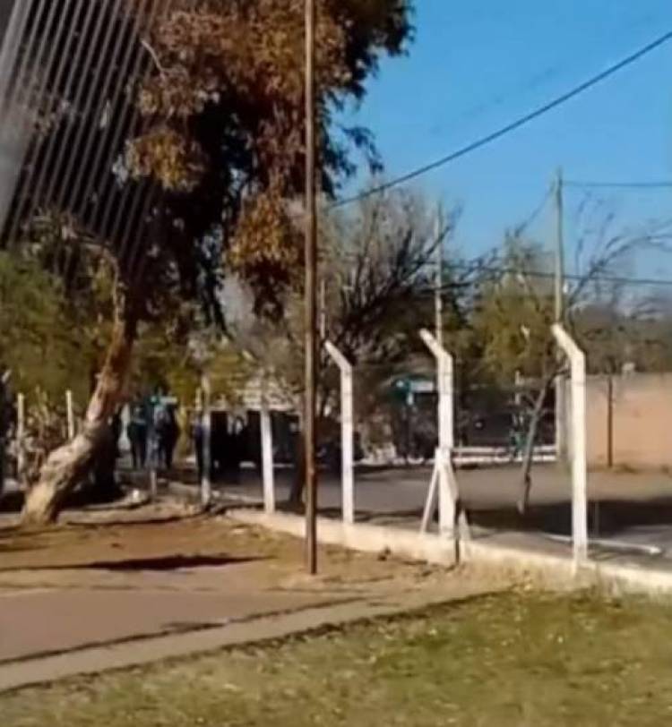 Terror en Mendoza: una alumna llevó un arma, disparó dos veces y se atrincheró en el patio