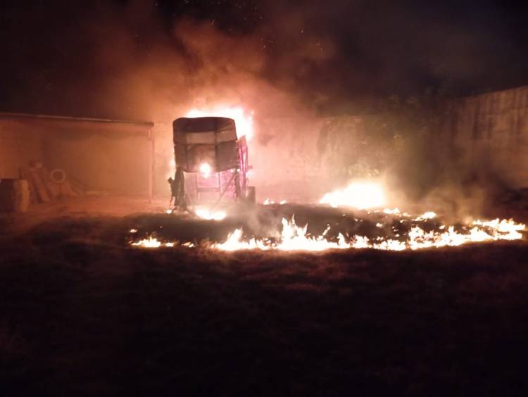 Incendio de un tráiler con neumáticos en desuso movilizó a Bomberos en Chepes
