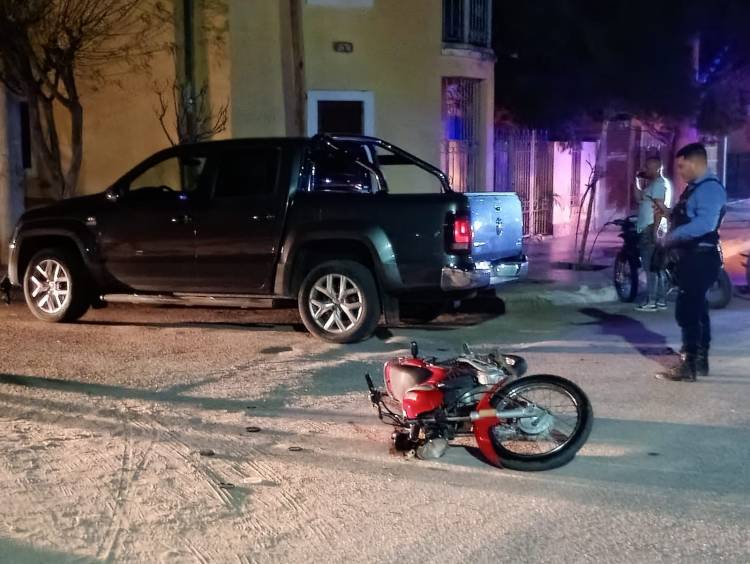 Choque entre camioneta y motocicleta en Chepes dejó dos jóvenes hospitalizados