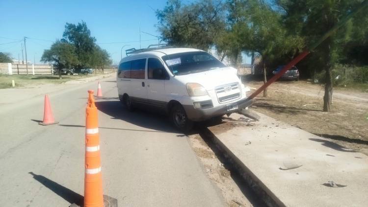 Choque en Catuna: una combi de empresa de correos impactó contra una columna eléctrica