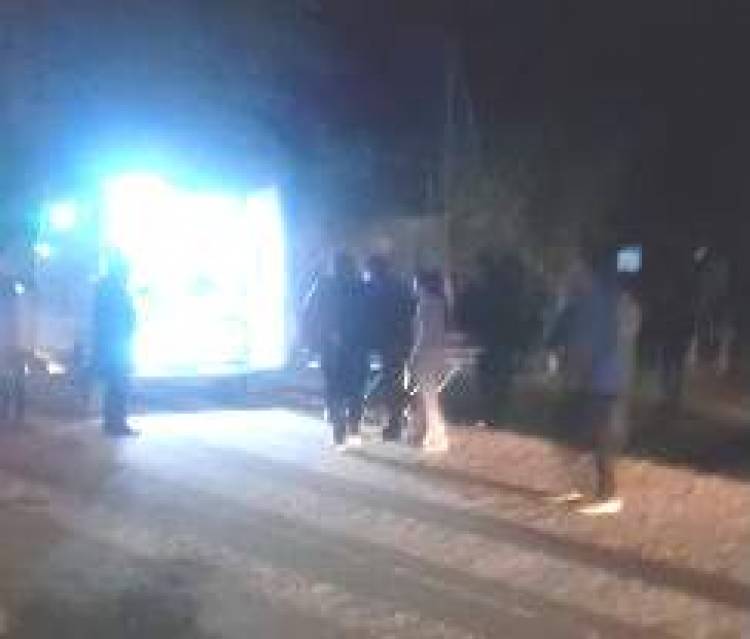 Chepes: joven motociclista sufre fractura tras caer por un cable en la calle