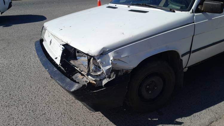 Choque entre un camión y un auto en Chepes dejó solo daños materiales