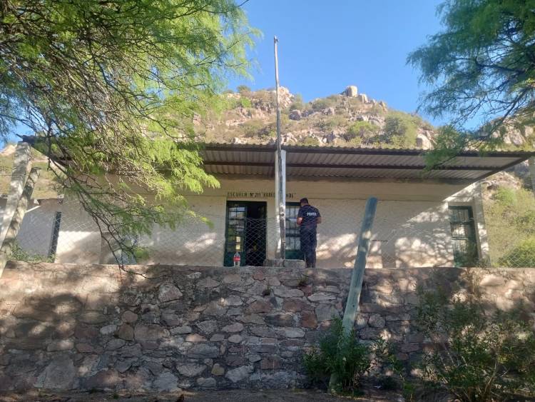 Robo y destrozos en una escuela rural abandonada cerca de Chepes