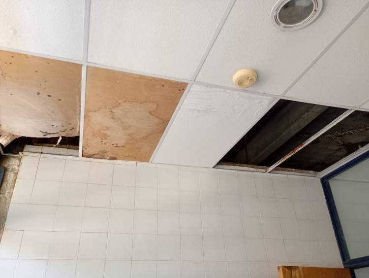 Docentes y padres de la escuela número 255 de Chepes continúan reclamando por las graves deficiencias edilicias que afectan al establecimiento.