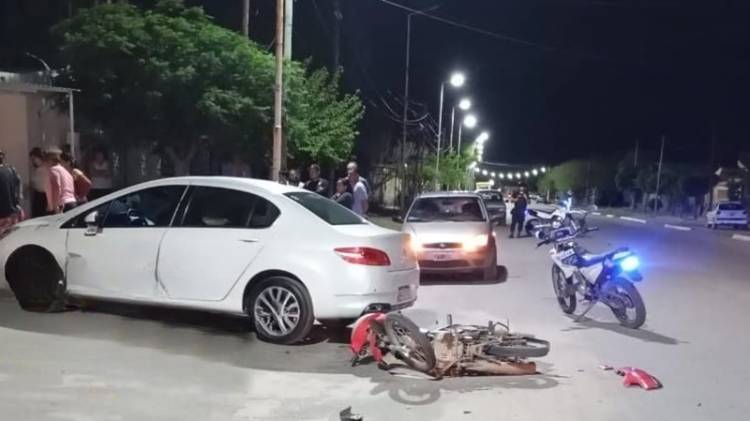 Chepes: siniestro vial deja una motociclista hospitalizada tras colisión