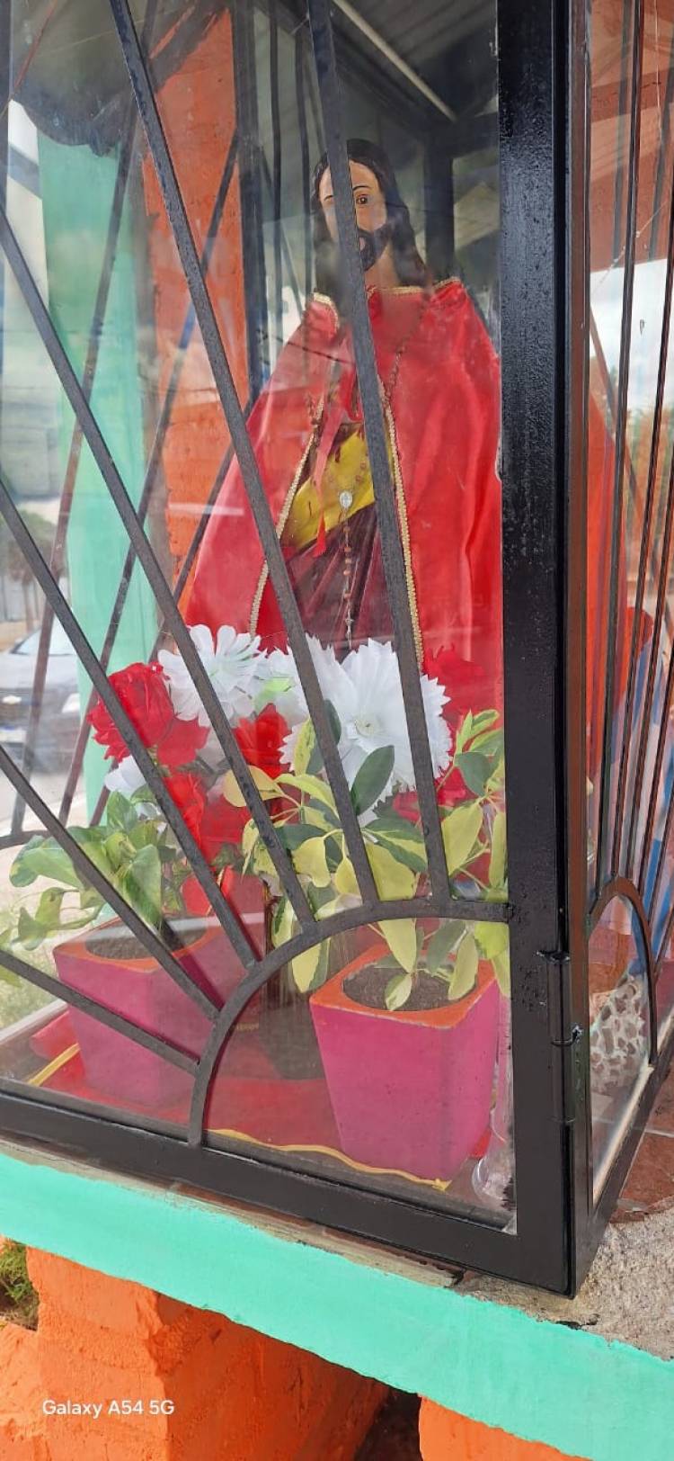 Alumnos de la E.P.E.T. Nº1 donaron macetas para embellecer una gruta del Barrio Solidaridad