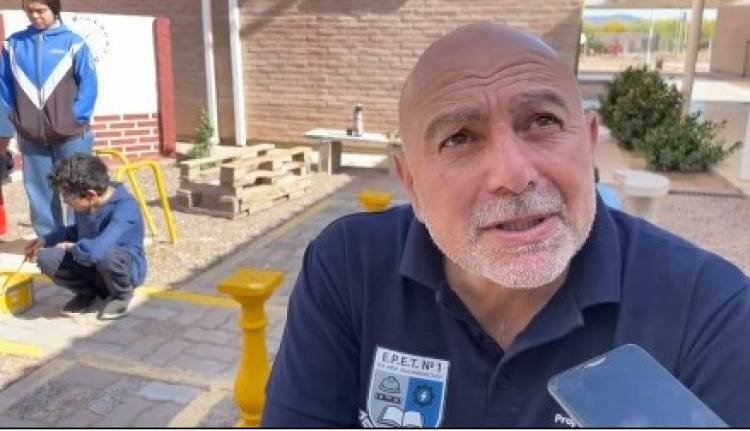 Estudiantes de la EPET Nº1 realizan trabajos de mantenimiento y pintura en una placita interna de la institución